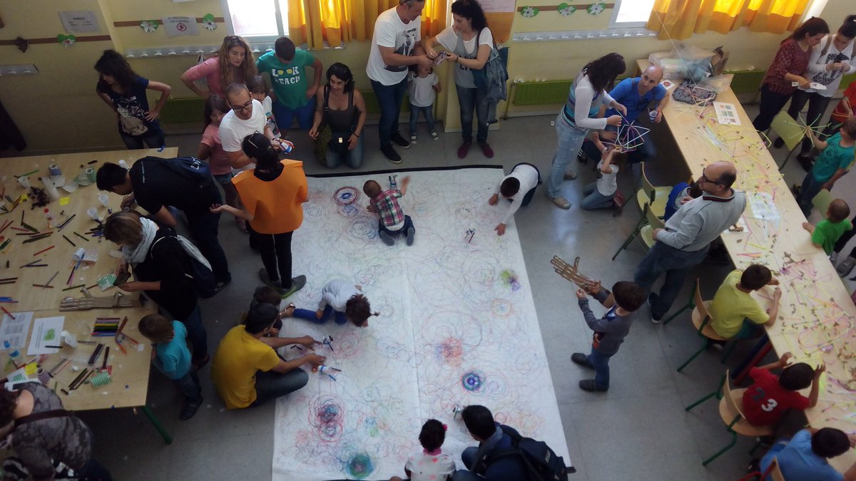 Avui els <a href="/VailetsHackLab/">Vailets HackLab</a> han transformat el  menjador en una aula d'experimentació #Cornellà