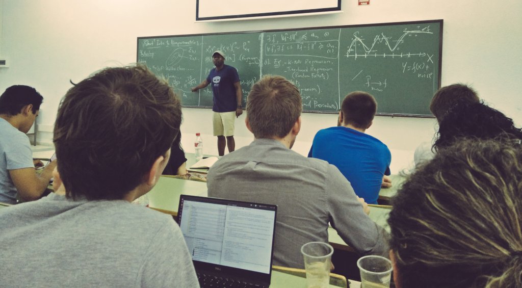 carlos_ciller's tweet photo. Latest session in #mlss2016! 'A short quick introduction to non-parametrics' #cadiz #machinelearning #samorykpotufe https://t.co/AiwoyuuNWE