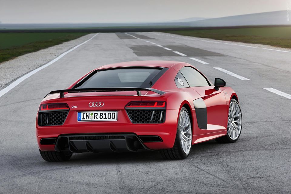 BikesAndCarsIn's tweet photo. @BikesAndCarsIn The fastest production Audi ever: new #AudiR8V10 Plus arrives in new style. https://t.co/lJgXmVBNqZ