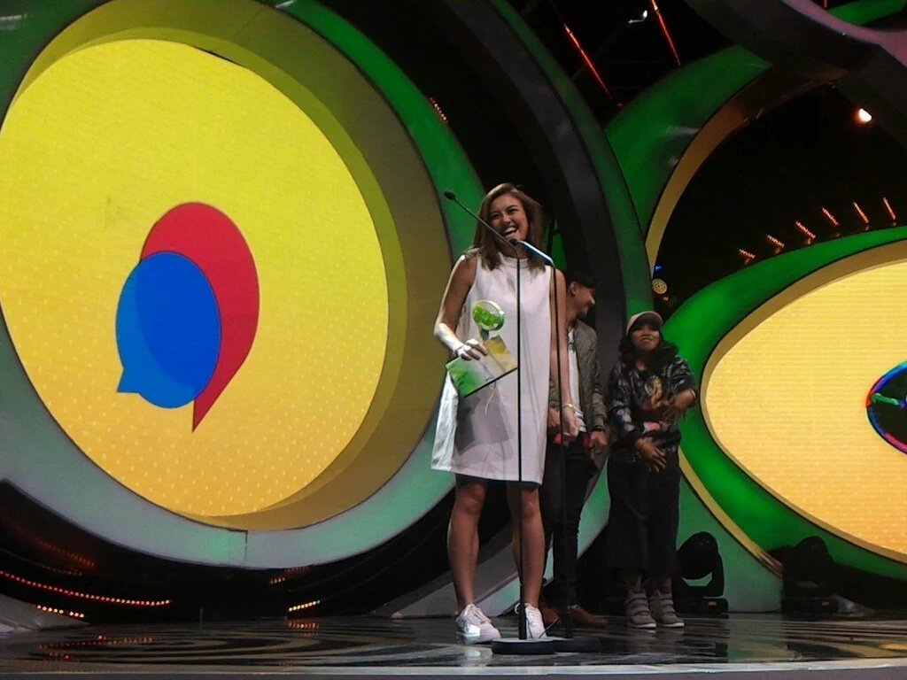 SupportForAMnCX's tweet photo. [PIC] Congrats buat @agnezmo the winner of "Selebtwit Female" and "Socmed Star Of The Year" #AGNEZMOSocmedAwards 🏆🏆 https://t.co/EjycNAUq40