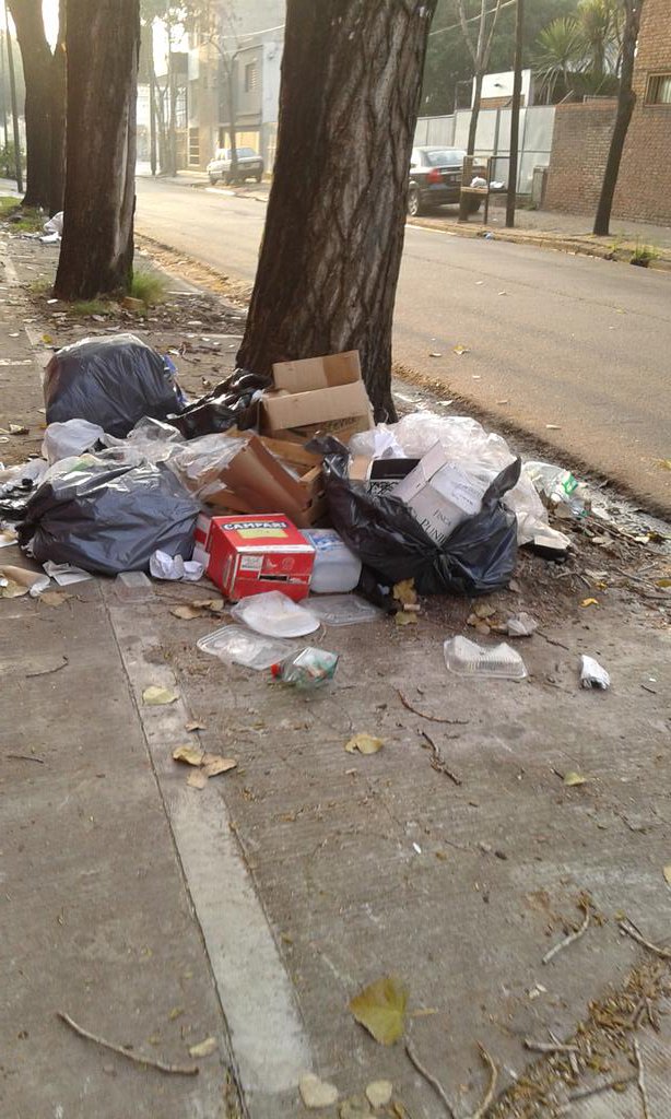 lauracademia's tweet photo. Basura en la vereda de la fábrica Galvasa en San Lorenzo y Alem, Munro @ComunidadVL @CuidemosVL https://t.co/g7LpcYj5za