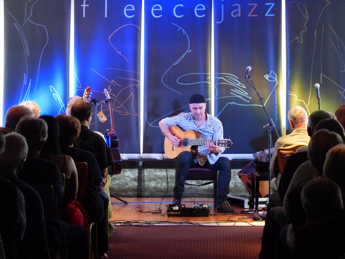 Wonderful <a href="/AntonioForcione/">Antonio Forcione</a> gig at <a href="/fleecejazz/">David Lyons</a> last night, see facebook.com/fleecejazz/pho…