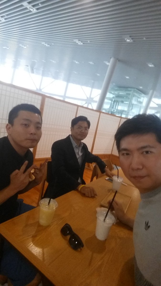 사랑하는 김광진의원님과
권오인 대표~
탁구1점냈다고 엄청소문내고다니고있다는데 권오인 기다려라!제대로100대0으로이겨주마ㅋㅋㅋ 광진이형~~4년간 정말멋지셨어요!앞으로도 함께 뻗어나가시죠~~