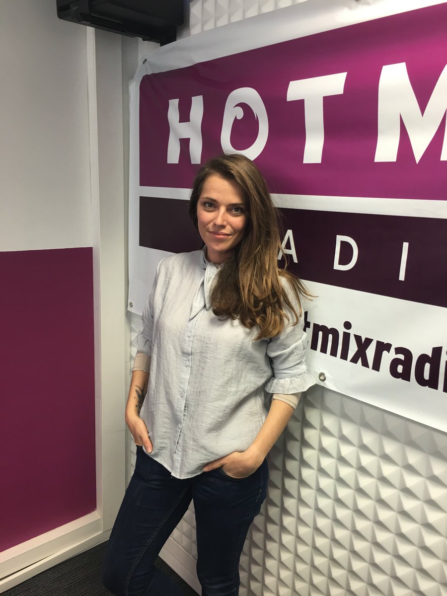  Emma sur Hotmix Radio le 19 Mai 2016 Ci01XpvU4AAa-ar