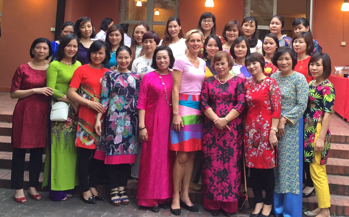 Cam_Mellander's tweet image. Awarded #Midwives4all award to Mrs Phan Thi Hanh for her outstanding achievements in lowering child mortality in VN