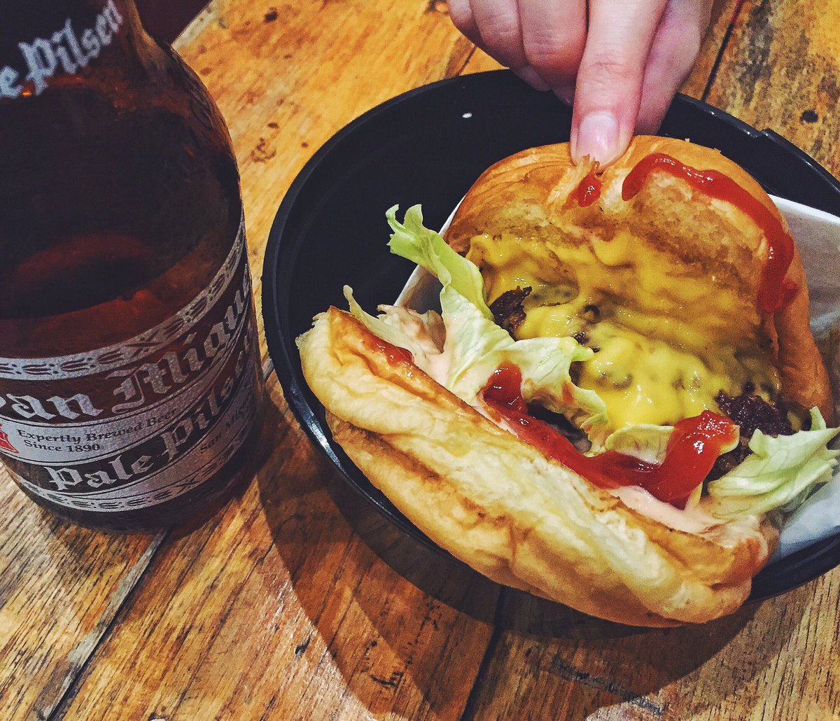 jedtiulim's tweet photo. Long day, izz okayyy
P.S. Please don't mind the random hand touching my perfect burger
#bestburgerinmanila #SweetX https://t.co/woGV0jkvds