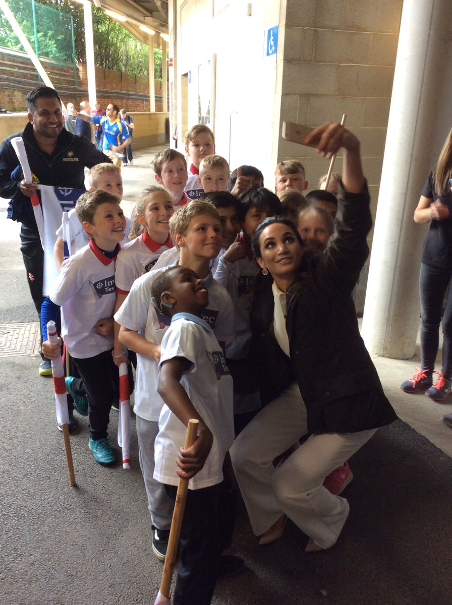 Brill selfie with singer Laura Wright <a href="/englandcricket/">England Cricket</a> @AngrambankPE <a href="/JohnnyYounisycb/">Johnny Younis YCB</a>