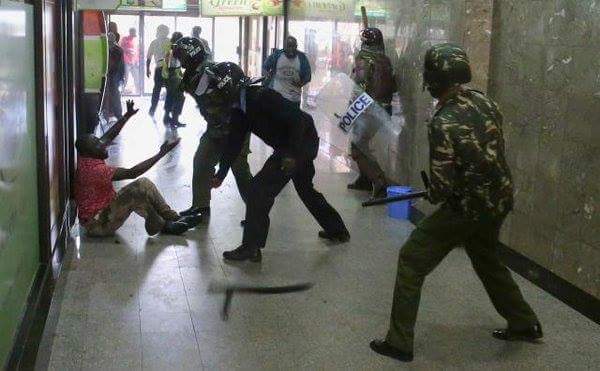 Gamechu_Ibrahim's tweet photo. #IEBCProtest look this Merciless acts of keenya police against innocent citizens @RailaOdinga @UKenyatta @hrw https://t.co/tQEwIf2Om0