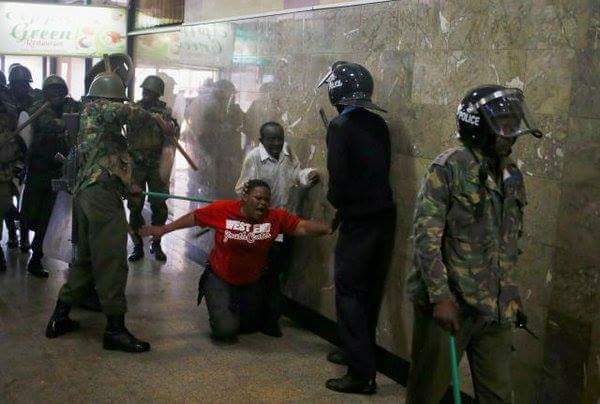 Gamechu_Ibrahim's tweet photo. #IEBCProtest look this Merciless acts of keenya police against innocent citizens @RailaOdinga @UKenyatta @hrw https://t.co/tQEwIf2Om0