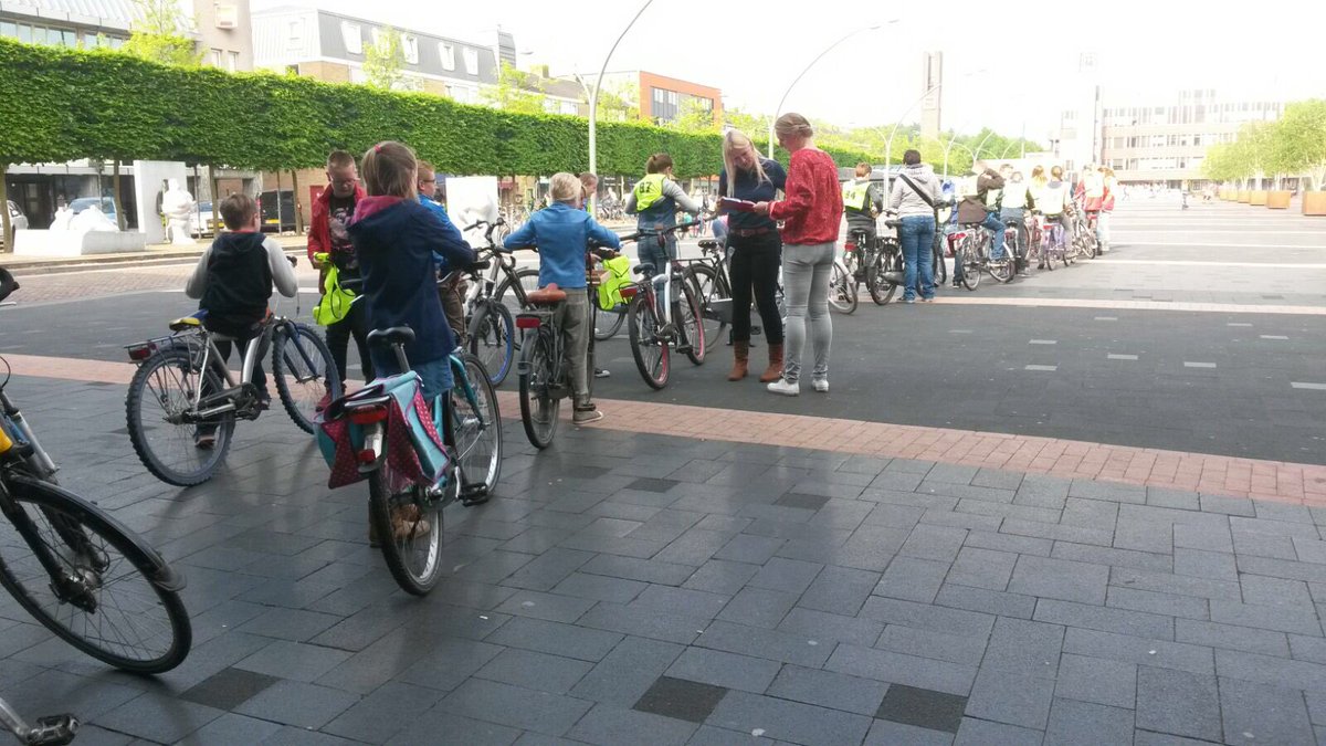 Vanochtend heeft onze groep 7 gefietst voor het verkeersexamen! Duimen dat iedereen geslaagd is!