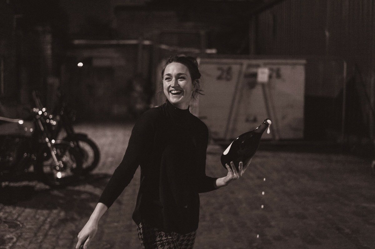 VinaLupa's tweet photo. Magnum Sabrage by @emilyharman at UNFILTERED. Photo by @addiechinn #unfiltered #vinalupa #popup #wine https://t.co/1wz65yCdPM