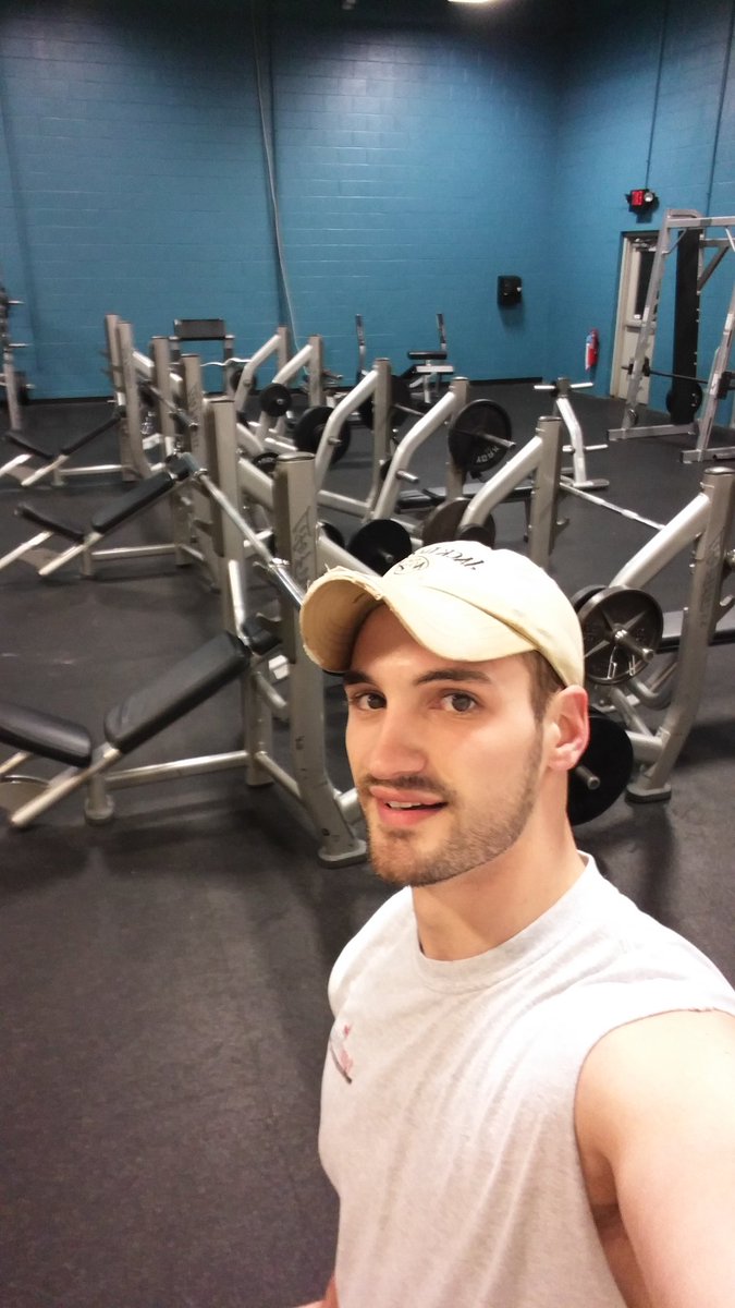 colinbyork's tweet photo. This is the gym at 4:30am. YES! #emptygym #dedication #earlymorningcrew #fitness https://t.co/7OXF5I9T7T