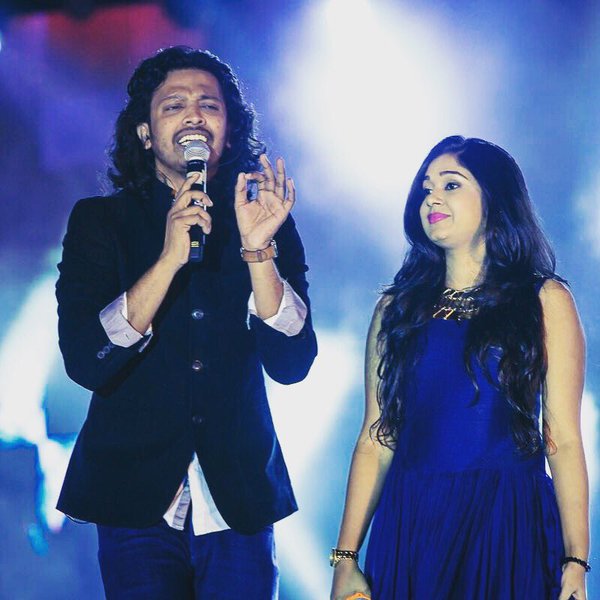 NakashAzizFans's tweet photo. .@AzizNakash & @itsantara's song #SariKeFallSa always makes us high! *ON REPEAT MODE* https://t.co/rixZW1bEi2 https://t.co/S4VqGHq9n8