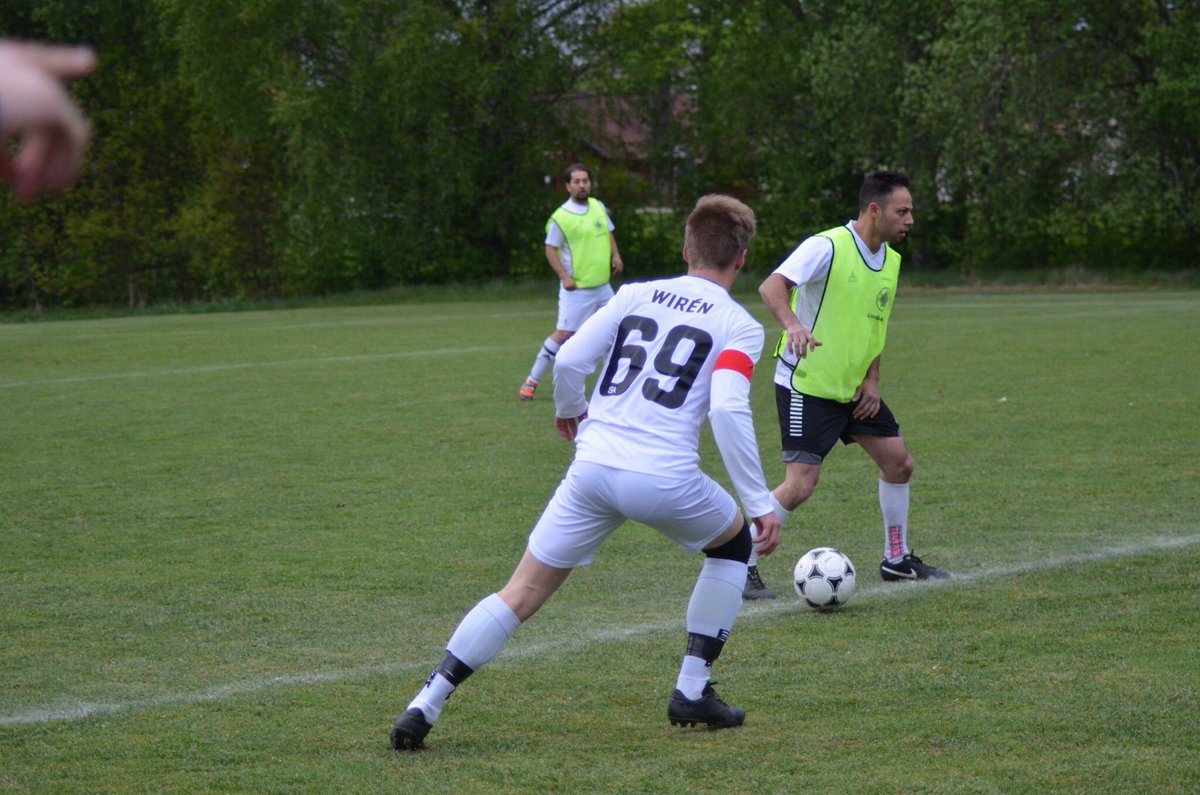 fredrikwiren's tweet photo. Blev en tuff match igår som resulterade i en skön 4-3 vinst! Skönt att få göra mitt första år för säsongen! #halakfc https://t.co/CmfIYobom6