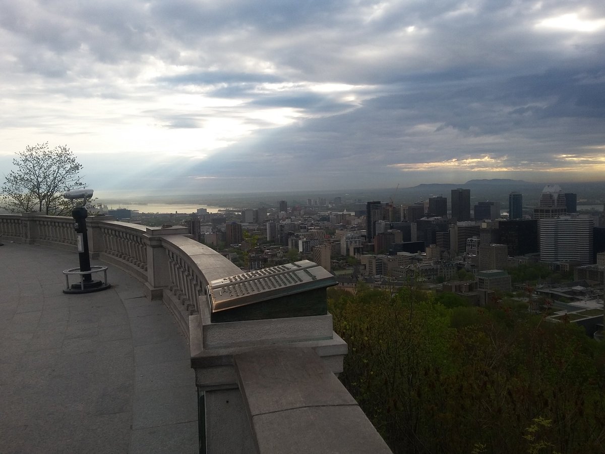 srsf_16's tweet photo. The view from above. Nice morning walk in Montreal. https://t.co/xSA6x2uulh