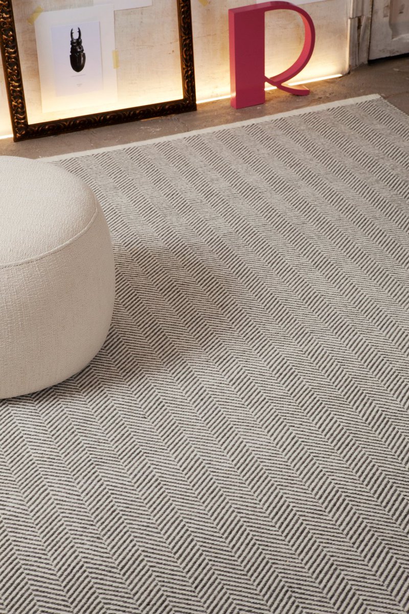 Nos gustan las #Alfombras de #Diseño geométrico...Y si son a medida mas aún ow.ly/eamt300muqp #Decoración