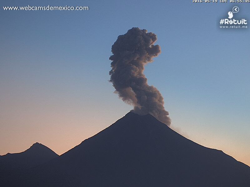 SkyAlertMx's tweet photo. También el @Volcan_Colima amanece con explosión vertical. #EnDesarrollo https://t.co/QPOYiVk0IN