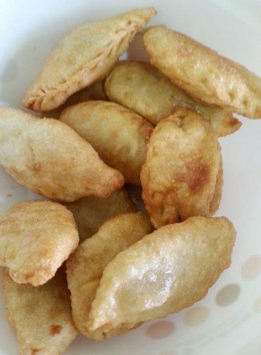 Яргуй идсэн ямааны шөл ууж гэдсээр нь хуушуурдлаа.