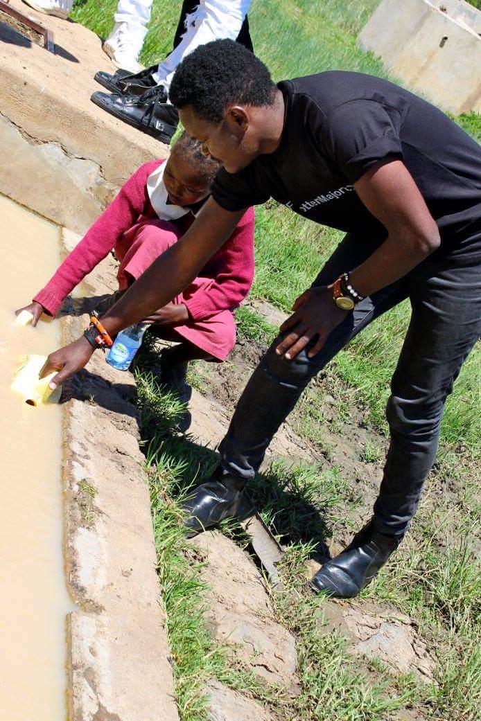 MusaAdhan's tweet photo. #WaterIsLife2016 #NotWithMyVote will  leaders make me take dirty water @UKenyatta @EugeneLWamalwa @AshaJaffar https://t.co/eHODHuMtH1