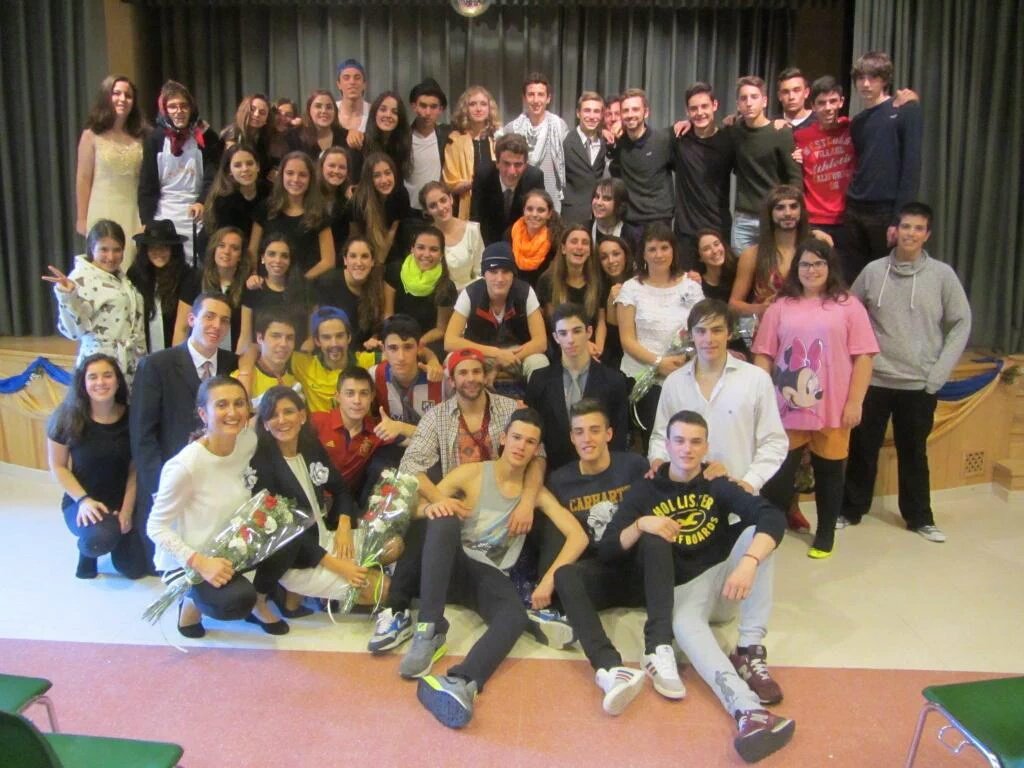 cristinajmz's tweet photo. Mañana cambiáis anillos d boda x birretes y lámpara del genio x la banda... Enhorabuena #2Bach 🎓 🎓 #Graduación16 https://t.co/mtks77rA8k