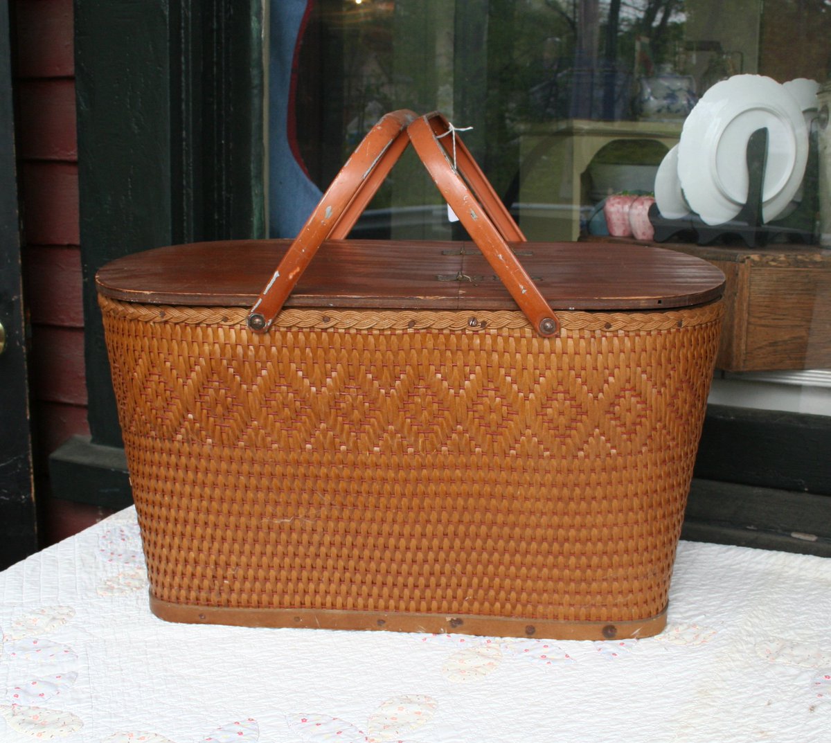 TheAntiqueOlive's tweet photo. Large Redmon Peru, Indiana Picnic Basket - great condition! #vintage #picnictime #shoplocal #shopsmall #RidgefieldCT https://t.co/cI7YASHfax