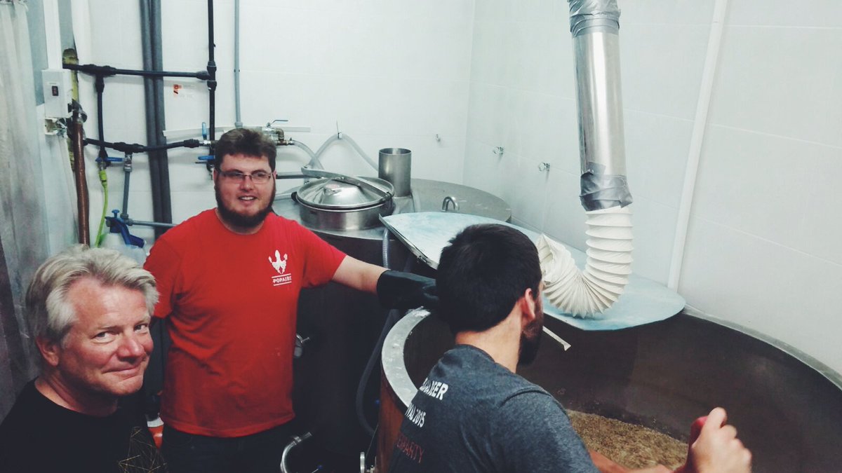 GarageBeerCo's tweet photo. avui estem fent producció amb els amics de @CervesesPopaire  : una pilsner amb mandarina i meló. #craftbeer https://t.co/wfCQeVnI6L
