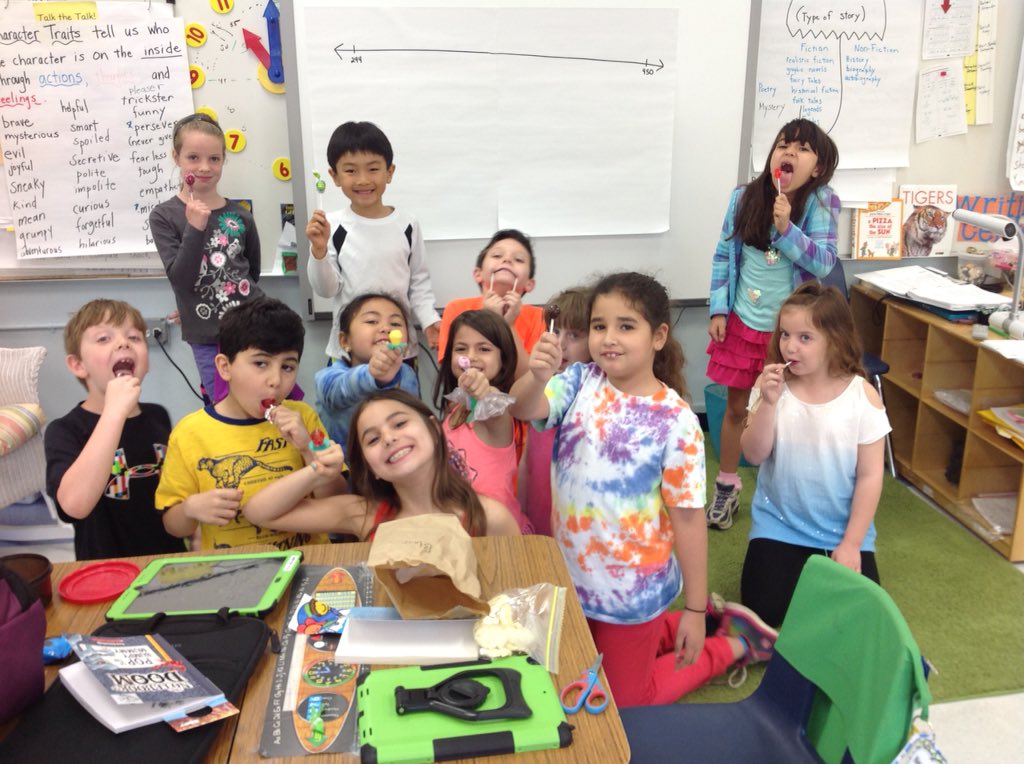 2ndgradekramer's tweet photo. Ss enjoying our ABC countdown! It's lollipop day! #2k106 https://t.co/js0TPErd47