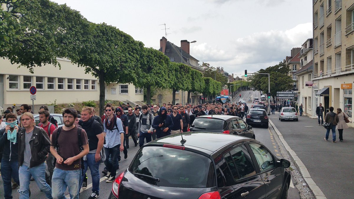 "Travaille, consomme et ferme ta gueule", scandent les opposants à la #LoiTravail  à  <a href="/CaenOfficiel/">Ville de Caen</a>