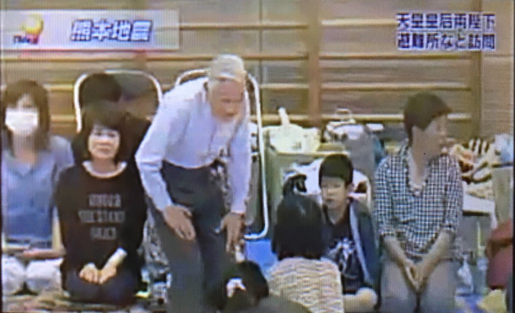 matsuda0726's tweet image. 天皇皇后両陛下、熊本地震の被災地へ

両陛下はいつも目線の高さを合わせてくださる・・

皇后様とお話しされた女性は「一人一人を心配されて 気にかけてくださり 涙がでた」と・・

いつも優しさをありがとうございます。