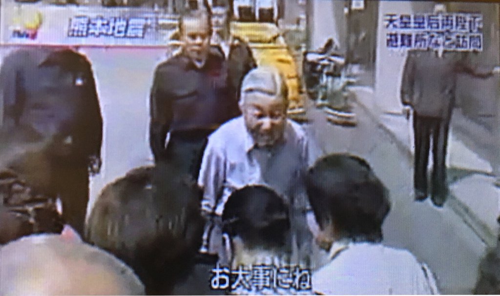 matsuda0726's tweet image. 天皇皇后両陛下、熊本地震の被災地へ

両陛下はいつも目線の高さを合わせてくださる・・

皇后様とお話しされた女性は「一人一人を心配されて 気にかけてくださり 涙がでた」と・・

いつも優しさをありがとうございます。