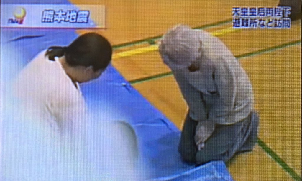 matsuda0726's tweet image. 天皇皇后両陛下、熊本地震の被災地へ

両陛下はいつも目線の高さを合わせてくださる・・

皇后様とお話しされた女性は「一人一人を心配されて 気にかけてくださり 涙がでた」と・・

いつも優しさをありがとうございます。