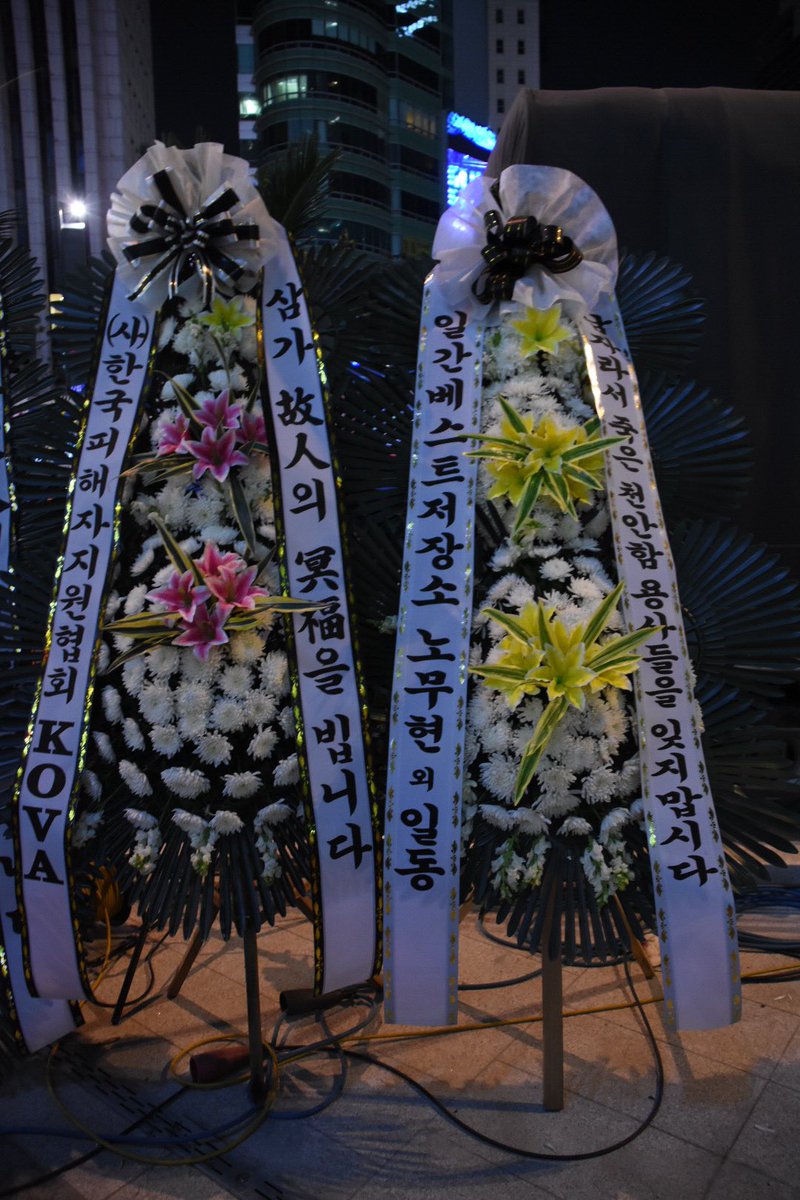 akdlcjswp's tweet photo. 방금 #강남역10번출구 에 같은 트럭에서 2개가 왔다 맙소사 https://t.co/lBTrfN2Ux5