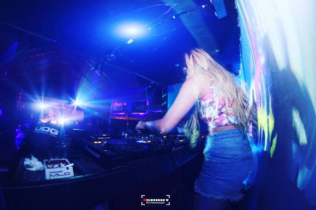CiprianoBNavas's tweet photo. Clasmild Authentic City with @fairyangel_7 -
#clasmild #nightlife #newrainbow https://t.co/GhFyXXQE9T