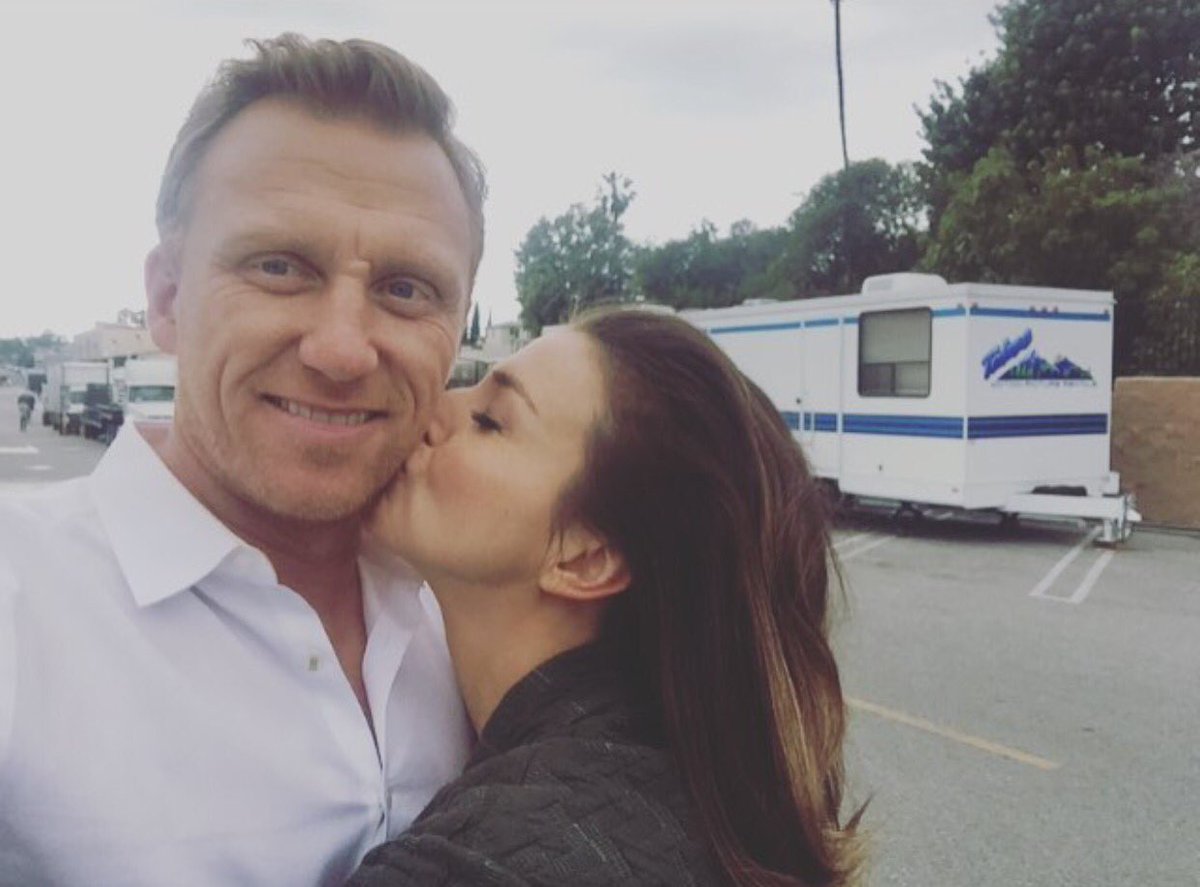 GChanNews's tweet photo. Happy #OmeliaWedding day!!! 👰🏻👱🏻💍⛪️💒 #GreysAnatomy #GreysFinale @caterinatweets @TheRealKMcKidd https://t.co/2vg7IakuBv