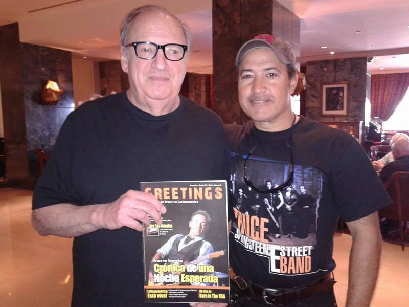 GreetingsA's tweet photo. Jon Landau, en este mismo instante, ojeando la revista Greetings en @rockinriolisboa #Springsten @bbsanzo @ebabenco https://t.co/g15fuao7ZW