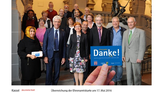 OB Hilgen übergibt Ehrenamtskarte an 17 freiwillig Engagierte als besonderen Dank  bit.ly/Ehrenamtskarte… (mic) https://t.co/E6ehlLtZHo