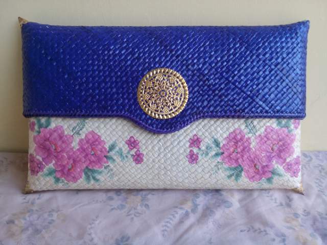 Order nih tas anyam (handmade) bahan pandan, banyak motif dan warna loh . Yang minat WA : 081310684396 😊