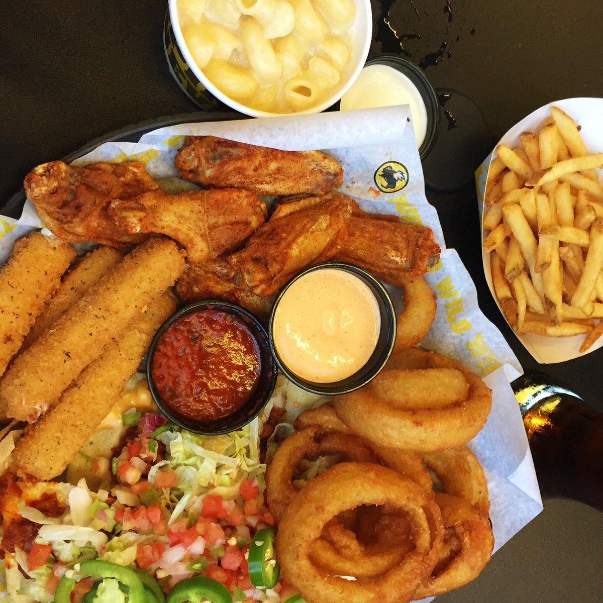 fdseconds's tweet image. Yesterday's feast! Chicken wings, onion rings, mozzarella sticks, nachos, chips &amp;amp; mac n cheese! God bless America 🇺🇸