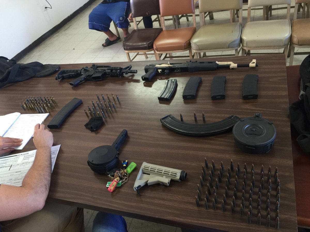 Agentes de Drogas y Armas ocupan armas de alto poder y municiones en medio de allanamiento en Cataño.