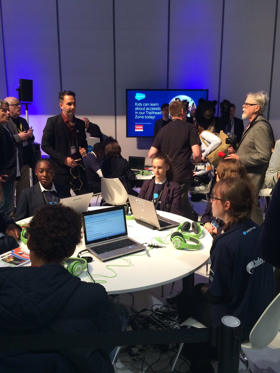 NiamhLacy's tweet image. Amazing #accessibility coding session at #SalesforceTour #gaad