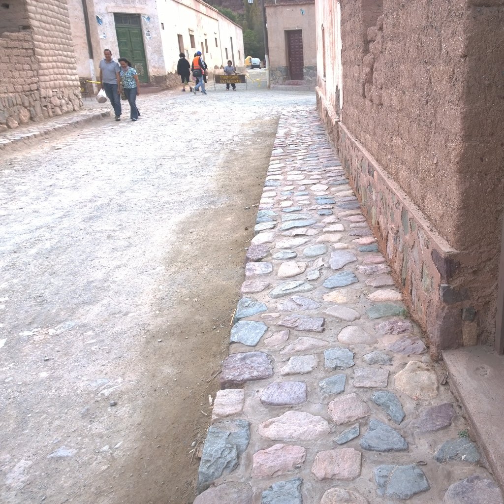 jujuydsdmisojos's tweet photo. Que gemosas son las calles de la #quebradadehumahuaca en el pueblito de tumbaya #Jujuy #argentina #mipago https://t.co/MSLDA1oJAa