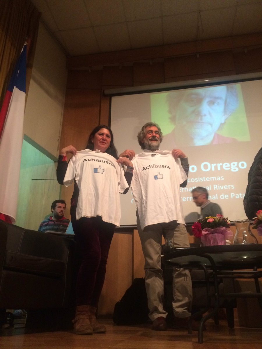 SalvarAchibueno's tweet photo. Con la camiseta por el río. Jornada expositiva ayer con Juan Pablo Orrego @riosvivos y @FundacionHualo https://t.co/5Z1fty2Ndy