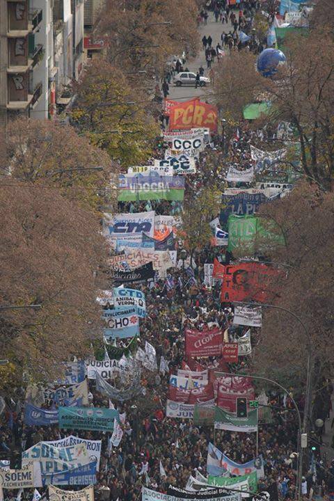 PTP_LaPlata's tweet photo. #UnidadDeLosTrabajadores | Masiva marcha de trabajadores y desocupados. ¡Necesitamos medidas a favor del pueblo! https://t.co/4Qcwsaq7L3