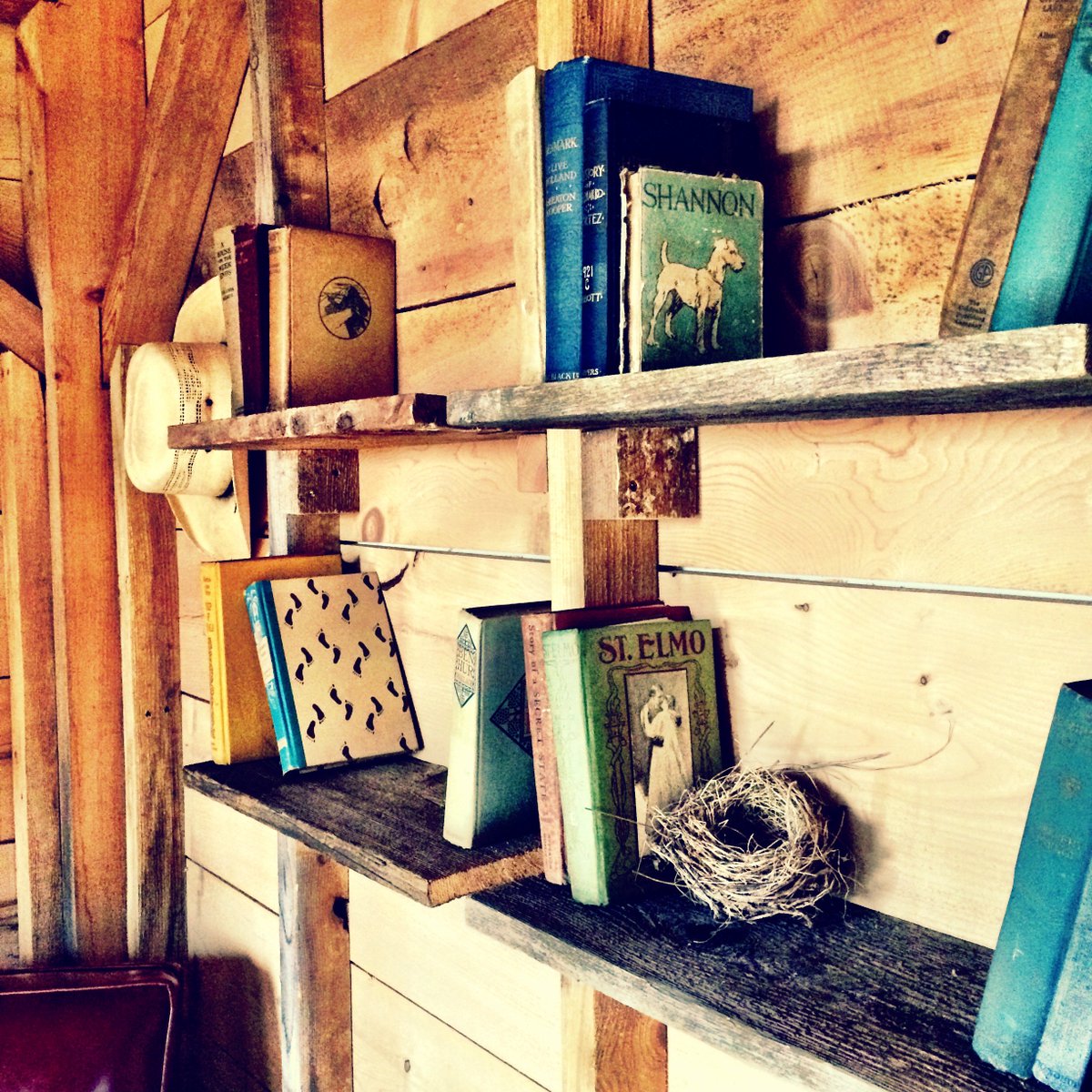 RootsDigital's tweet photo. Rough-hewn reading at the #BookBarn. #RootsDigital #Patina #AmReading #Books https://t.co/JllCykEVmB