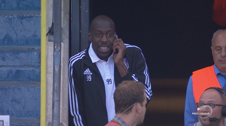 "Dag mama, net een rode kaart gekregen.
Kan je me komen halen?"
#gnkand