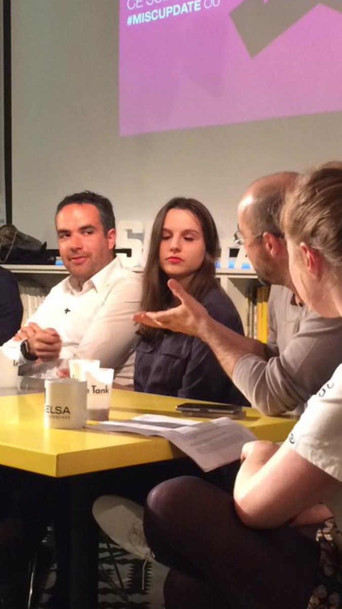 jcommaret's tweet photo. Une personne dors au milieu #Miscupdate... Hahaha ! :) https://t.co/x4IvdlJrMJ