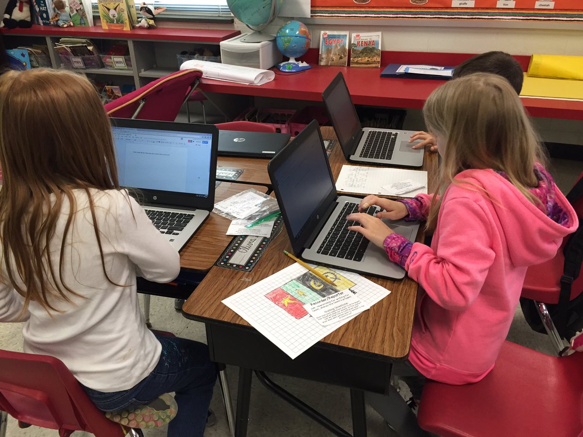 MA_PearDeck's tweet image. Finalizing our group projects.  #DigitalSeabees #Globaled #TechBadge