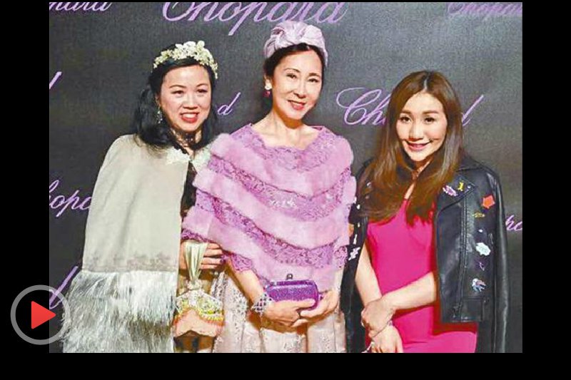 SingaporeLa's tweet image. #WangSicong's mother #LinNing walks Cannes redcarpet w Macau's daughter #SabrinaHo

#王思聪 sporela.com/index.php/late…