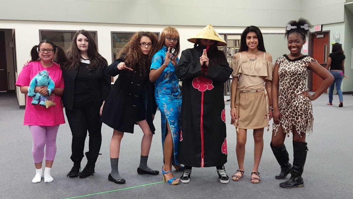 aracelmichii's tweet photo. #kfseniorweek Character day💫💥 https://t.co/VvSoDli0fy