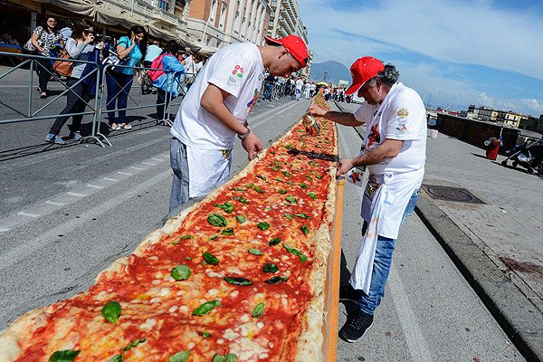 Emol's tweet photo. Preparan en Nápoles la pizza más larga del mundo: alcanzó 1,8 kilómetros https://t.co/5rUl7SwStd https://t.co/BpolXbxO9j